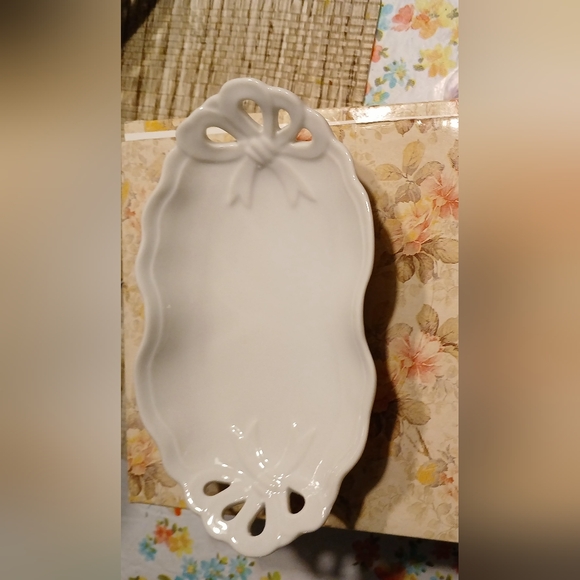 Vintage Dish With Ribbon Design - Picture 5 of 9